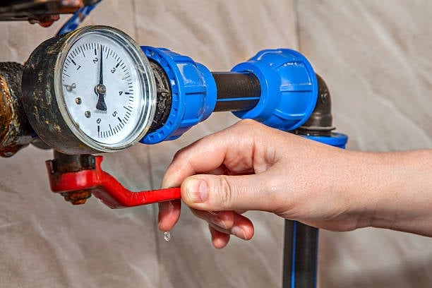 A licensed plumber checking water pressure levels in Chesapeake, VA
